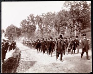 Militärparade mit uniformierten Männern in Zylindern in Dobbs Ferry, New York, 1898